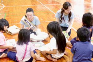 ミスユニバーシティ2025 県代表が沖縄県那覇市「石嶺児童園」にて交流会を実施　読書本の寄付を通じて子どもたちに笑顔を
