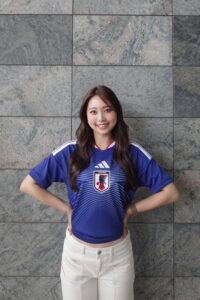 ミス・プラネット・ジャパン2025 日本代表・杉山佳穂がサッカー日本代表ユニフォーム姿を公開