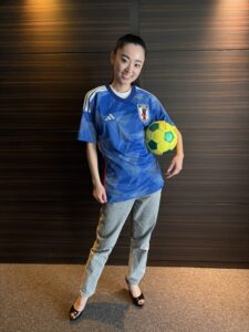 ミスユニバーシティ2025日本大会グランプリ・飯田樺楽がサッカー日本代表ユニフォーム姿を披露 「最後まで信じて応援します」スウェーデン戦へ熱いエール